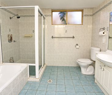 Spacious Two Bedroom Apartment with Two Balconies & Lock-Up Garage - Photo 5
