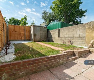 4 bedroom semi-detached house to rent - Photo 3