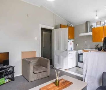 Spacious 4 Bedroom Home – Quiet Area - Photo 2