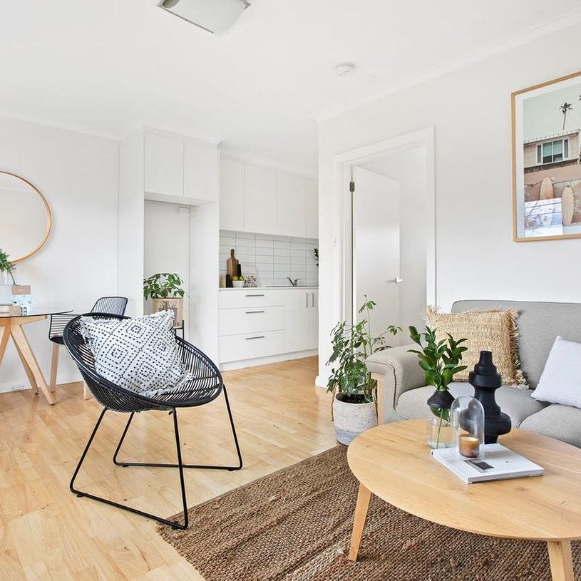 RENOVATED 1ST FLOOR 1 BEDROOM APARTMENT - Photo 1