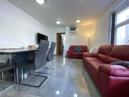 1 bedroom in a house share to rent - Photo 2