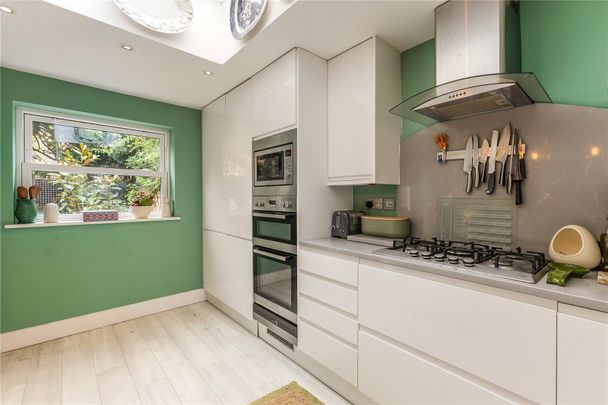 Albert Bridge Road, London, SW11 flat to rent - Photo 1