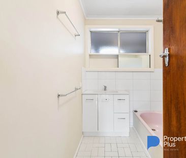 "Classic Comfort in Convenient Kangaroo Flat Location" - Photo 6