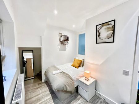 3 bedroom flat to rent - Photo 4