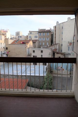 Appartement 3 pièces 71m2 MARSEILLE 7EME 1 280 euros - Photo 2