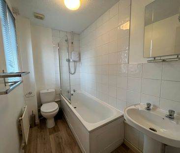 Semi-detached house to rent on - Photo 6