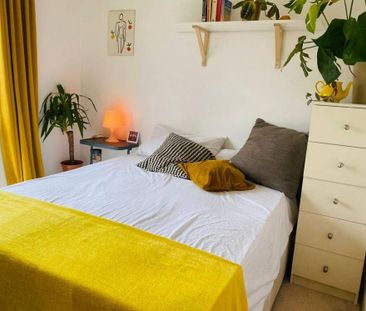 3 bedroom flat to rent - Photo 2