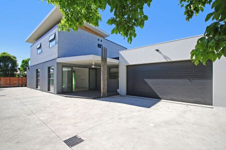SPACIOUS AND CENTRAL FOUR BEDROOM TOWNHOUSE - Photo 5