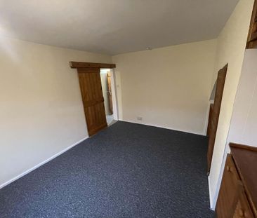 3 bedroom end of terrace house to rent - Photo 4