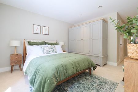 Tucked discreetly away from one of Cambridge’s most distinguished roads lies an exclusive collection of just six newly built residences, each crafted with meticulous attention to detail. - Photo 5