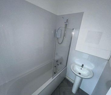 3 bedroom flat to rent - Photo 2