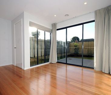 2/6 Fraser Street, Glen Waverley - Photo 1