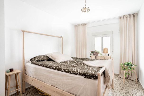 Casa adosada de alquiler en Castillo, 17, Centro - Photo 1