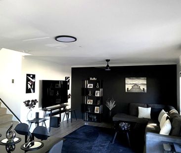 Renovated & Well-Presented Townhouse - Convenient Molendinar Locati... - Photo 1