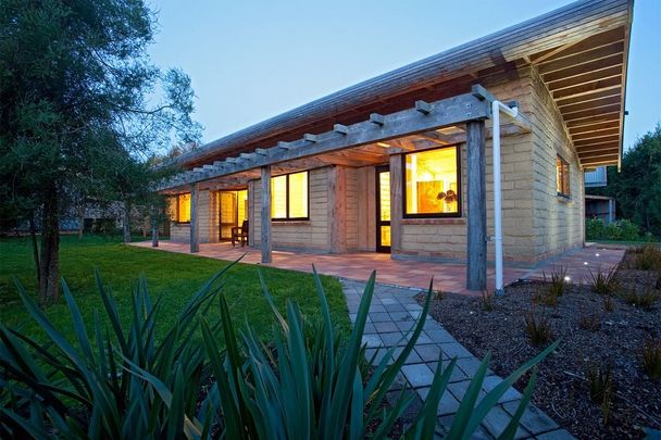 Elegant 2 bedroom semi furnished home - Photo 1