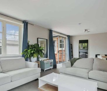 Warm, Modern & Spacious - Photo 3