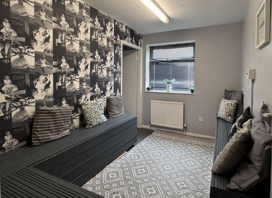 Mixed use to rent - Photo 1