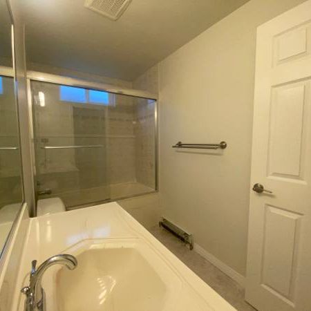 Spacious 1 bedroon unit - Photo 4