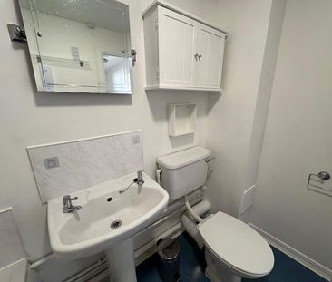 Ascot Court, Aldershot, Hampshire, GU11 - Photo 2