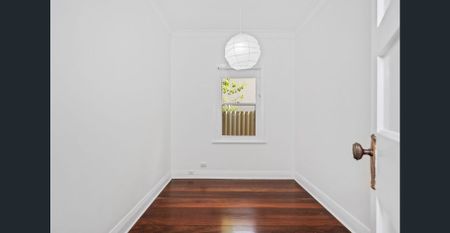 Quirky Shenton Park character home with arty attic, cosy atrium extension and relaxed beachy vibes - Photo 5