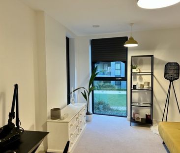 2 Bed Flat, Hawthorne Crescent, SE10 - Photo 1