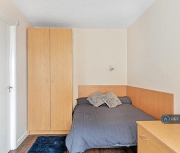 1 bedroom in a flat share to rent - Photo 5