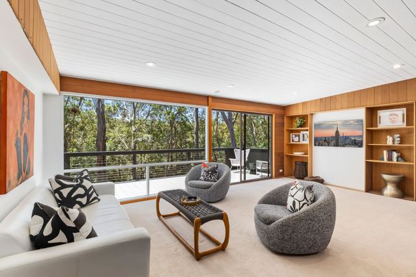 A Rare Mid-Century Treasure - Where Timeless Design Meets Tranquil Living - Photo 1