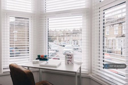 1 bedroom in a house share to rent - Photo 2