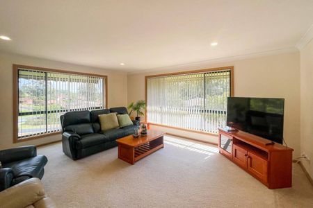 Beautiful Fully Furnished 3-Bedroom Home in Denhams Beach - Photo 5