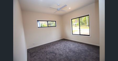 Stunning Large New Build- Perfect for a Tradie or Family - Photo 4