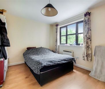 Cherry Blossom Close, N13, London - Photo 4