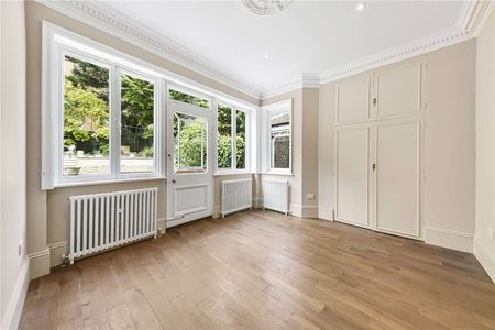 Wonderful 3 bedroom garden apartment, on a much loved road in Hampstead. - Photo 2