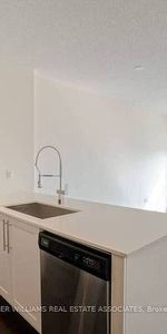 Burnhamthorpe Rd W & Confederation Pkwy Spacious 1Bdrm Modern Kitchen - Photo 3