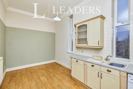 2 bedroom flat to rent - Photo 2