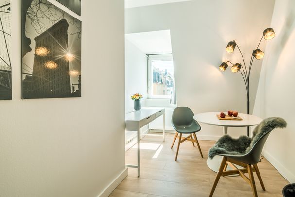 City-Residence: Neu möbliertes Design-Apartment mit exzellenter Ausstattung. - Photo 1