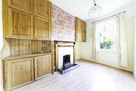 A beautifully presented and generously proportioned three-bedroom house situated on the sought-after Galloway Road, W12 - Photo 2