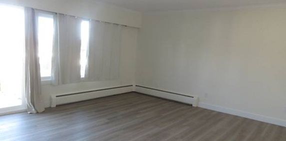 2 Bed/1.5 Bath Third floor unit, quiet building - Photo 2