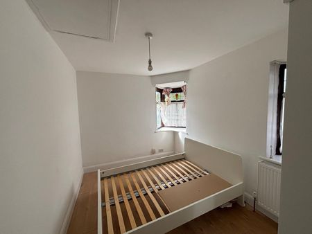 3 Bed End Terrace, Exeter Gardens, IG1 - Photo 3