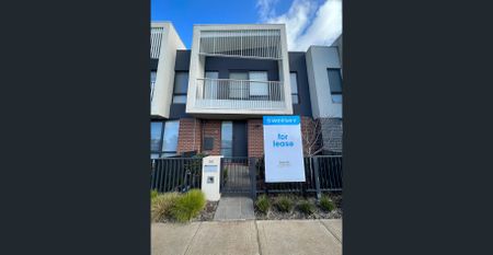 THREE BEDROOM TOWNHOUSE - Photo 3