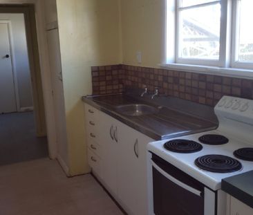 Three bedroom home in handy location - Photo 6