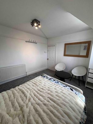 Modern Spacious One Bed Flat to Let in HA5 £1500PCM - Photo 1