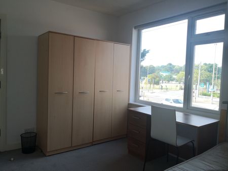 4 Bed End Terrace, Beeston Road, NG7 - Photo 4