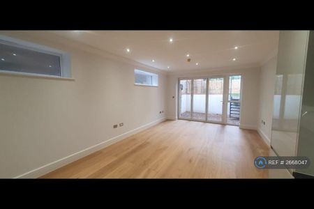 3 bedroom flat to rent - Photo 2