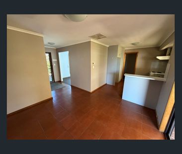 Well maintained family home in a great location! - Photo 4