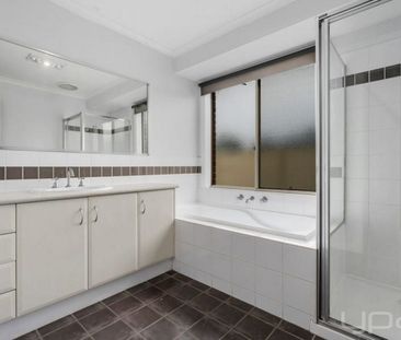 4 BEDROOM FAMILY HOME - Photo 6