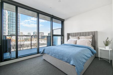 Sophisticated Urban Living - Photo 2