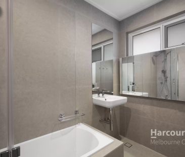 Sunny & Spacious Top-Floor Apartment - Photo 5