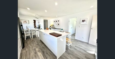 Renovated home close to shops and beach - Photo 3