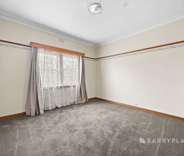 Beautifully Presented Brick Home in Popular Sebastopol - Photo 3