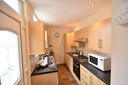 2 Bed - Simonside Terrace, Heaton - Photo 3